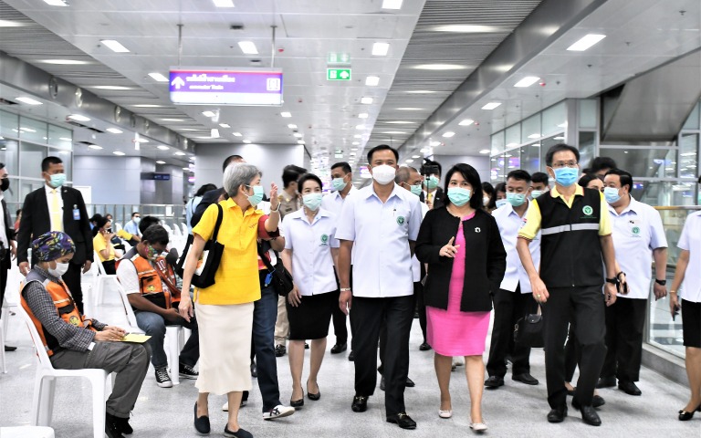 อนุทิน เยี่ยมศูนย์ฉีดวัคซีนกลางบางซื่อ ทดลองระบบวันแรกให้กับบุคลากรขนส่งสาธารณะ