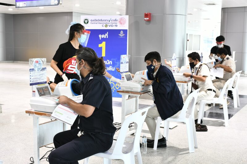 อนุทิน เยี่ยมศูนย์ฉีดวัคซีนกลางบางซื่อ ทดลองระบบวันแรกให้กับบุคลากรขนส่งสาธารณะ