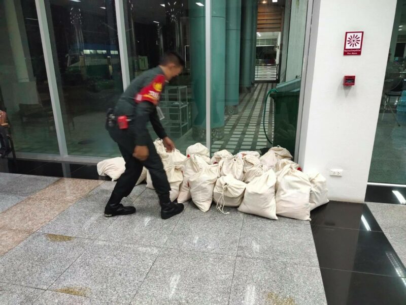 ศูนย์พักพิงชั่วคราวกรุงเทพ จากเหตุระเบิดไฟไหม้ติดต่อ