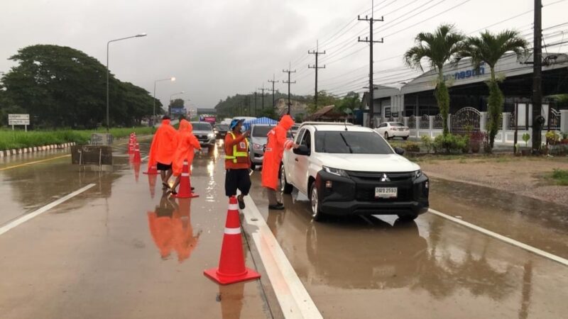 น้ำท่วมถนนภาคใต้ ตำรวจทางหลวง แนะเส้นทางเลี่ยง ย้ำน้ำไหลแรง อย่าฝืนลุยน้ำ