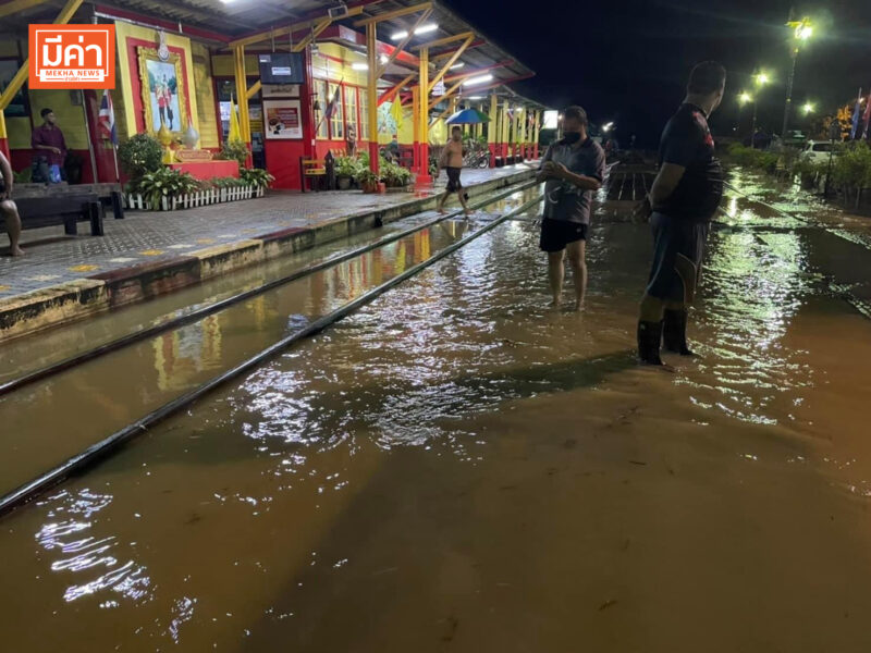 การรถไฟฯ ประกาศปิดเส้นทางสายใต้ ช่วงสถานีสวี - เขาสวนทุเรียน หยุดเดินรถ 8 ขบวนเพราะน้ำท่วม!