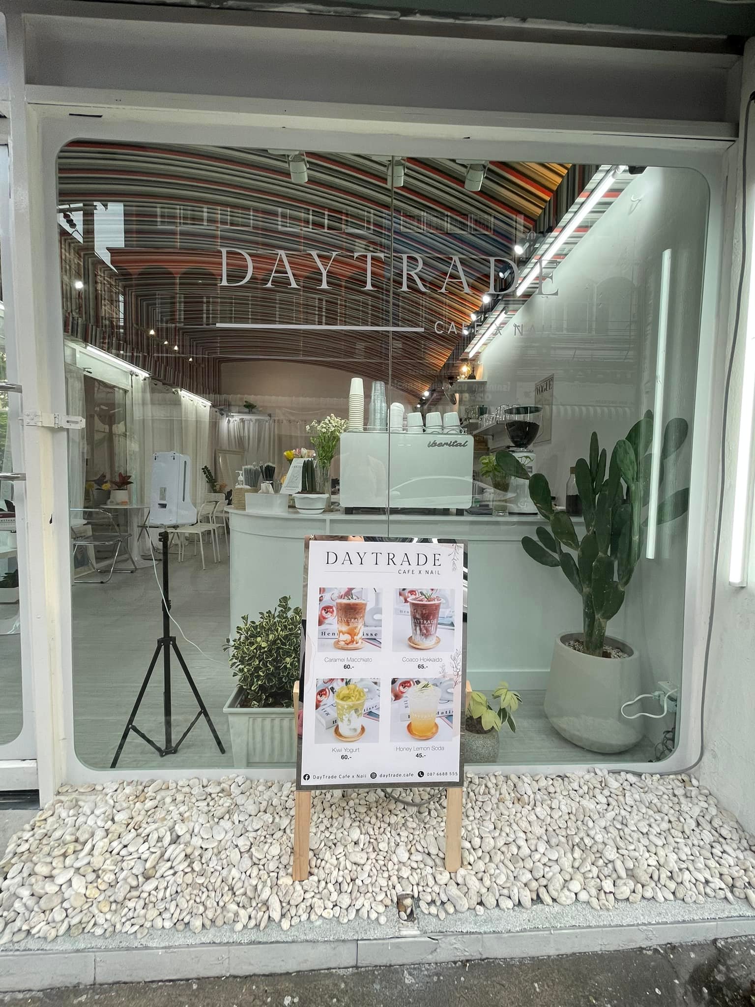 day trade cafe & nail