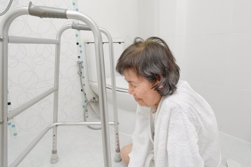 ผู้สูงอายุหกล้ม ในห้องน้ำ หมอแนะ 6 วิธีป้องกันเกิดอุบัติเหตุ ผู้สูงอายุหกล้ม ในห้องน้ำ