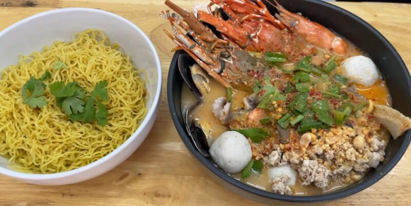 จัดให้เต็มคาราเบล! ก๋วยเตี๋ยวต้มยำซีฟู้ด โพไซดอน จ.สุราษฎร์ฯ ใส่กุ้งมังกรเน้น ๆ คับชาม