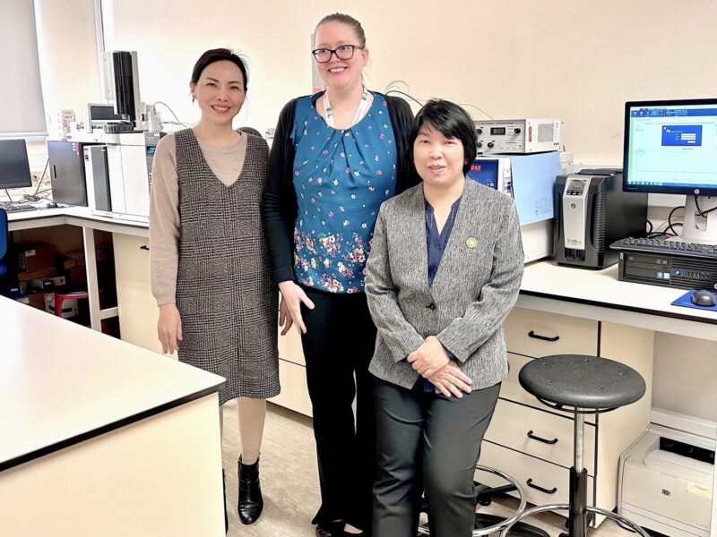 วศ.อว. นำทีมประเทศไทยร่วมประชุมการจัดทำมาตรฐานระดับนานาชาติ ISO/TC 157 ถุงยางอนามัย ณ ประเทศสกอตแลนด์ พร้อมร่วมมือ TARRC สถาบันวิจัยด้านยางชั้นนำของประเทศอังกฤษ เพื่อศึกษาเชิงลึกเกี่ยวกับวิธีวิเคราะห์ปริมาณไนโตรซามีนในถุงยางอนามัย