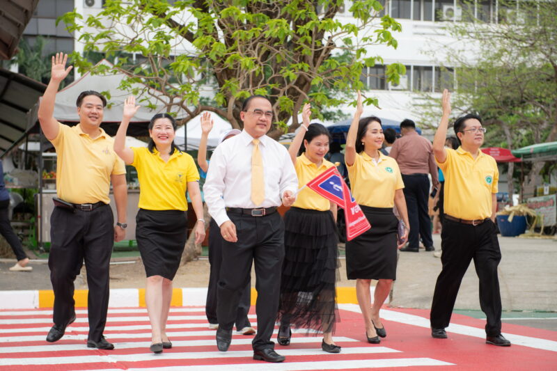 รณรงค์ยกมือข้ามถนน หยุดรถให้คนข้ามทางม้าลาย” สนับสนุนมาตรการองค์กรความปลอดภัยทางถนน กระทรวงสาธารณสุข