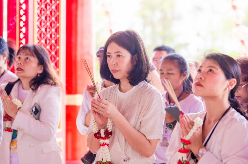 สายมูต้องมา “หมอช้าง” ชวนสักการะพระโพธิสัตว์กวนอิม ขอความสำเร็จ โชคดี มั่งคั่ง ร่ำรวย ณ วิหาร “อี่ ทง เทียน ไท้” กบินทร์บุรี