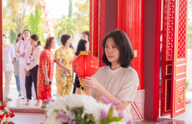 สายมูต้องมา “หมอช้าง” ชวนสักการะพระโพธิสัตว์กวนอิม ขอความสำเร็จ โชคดี มั่งคั่ง ร่ำรวย ณ วิหาร “อี่ ทง เทียน ไท้” กบินทร์บุรี