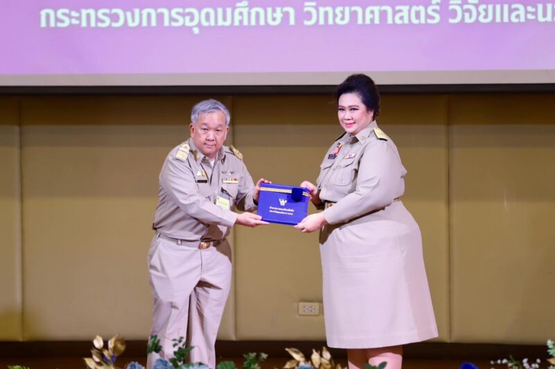 วศ.อว. ปลื้ม 2 ข้าราชการพลเรือนดีเด่น รับมอบเกียรติบัตรและเข็มเชิดชูเกียรติ จาก รมว.อว. “ศุภมาส“ เนื่องในวันข้าราชการพลเรือน