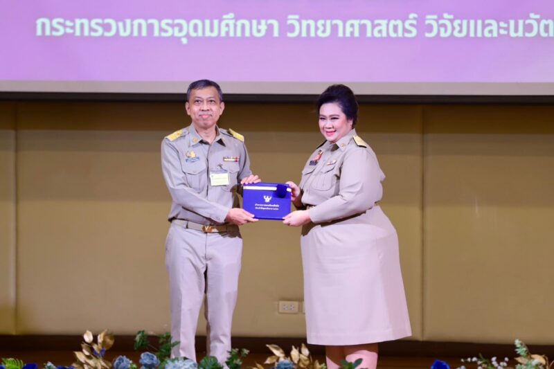 วศ.อว. ปลื้ม 2 ข้าราชการพลเรือนดีเด่น รับมอบเกียรติบัตรและเข็มเชิดชูเกียรติ จาก รมว.อว. “ศุภมาส“ เนื่องในวันข้าราชการพลเรือน