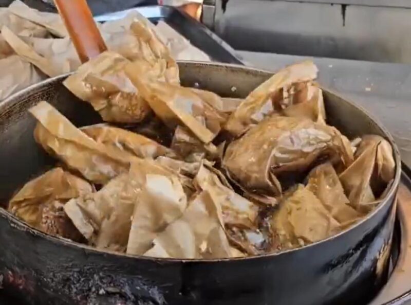 กรมวิทย์บริการ ชี้ กระดาษห่อไก่ทอด อาจมีสารพิษตกค้างที่เกิดโทษต่อร่างกายในระยะยาวได้ ถ้ากระดาษที่ใช้ไม่ได้รับการรับรองว่าสัมผัสอาหารได้