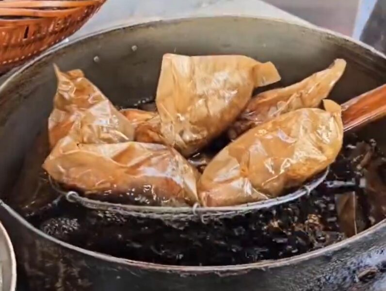 กรมวิทย์บริการ ชี้ กระดาษห่อไก่ทอด อาจมีสารพิษตกค้างที่เกิดโทษต่อร่างกายในระยะยาวได้ ถ้ากระดาษที่ใช้ไม่ได้รับการรับรองว่าสัมผัสอาหารได้