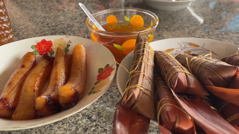 รู้จัก “ขนมจั้ง” ขนมพื้นบ้านโบราณ ทำแจกในประเพณีชักพระบก วันวิสาขบูชา จ.สุราษฎร์ฯ