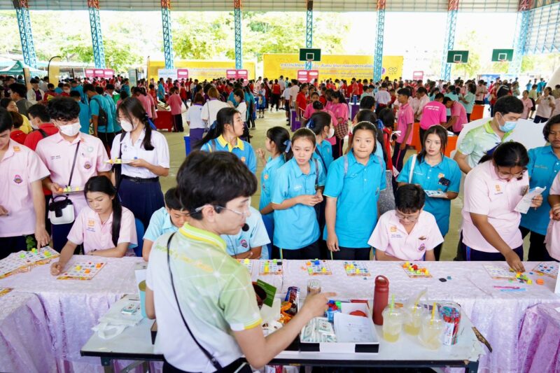 กรมวิทย์ฯ บริการ ยกขบวนคาราวานวิทยาศาสตร์ อว. สร้างแรงบันดาลใจด้านวิทยาศาสตร์แก่เยาวชนสู่ความยั่งยืน เฉลิมพระเกียรติพระบาทสมเด็จพระเจ้าอยู่หัว เนื่องในโอกาสมหามงคลเฉลิมพระชนมพรรษา 6 รอบ