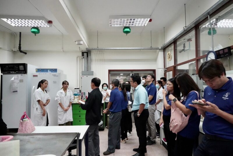 กรมวิทย์ฯ บริการ เปิดบ้านต้อนรับ คณะผู้บริหาร อาจารย์และบุคลากร ภาควิชาเคมี มทร.ธัญบุรี เข้าศึกษาดูงานและหารือ “การอบรมและยกระดับห้องปฏิบัติการทดสอบ” เพื่อการพัฒนาศักยภาพบุคลากรและการยกระดับห้องปฏิบัติการวิทยาศาสตร์ให้ได้มาตรฐานสากล