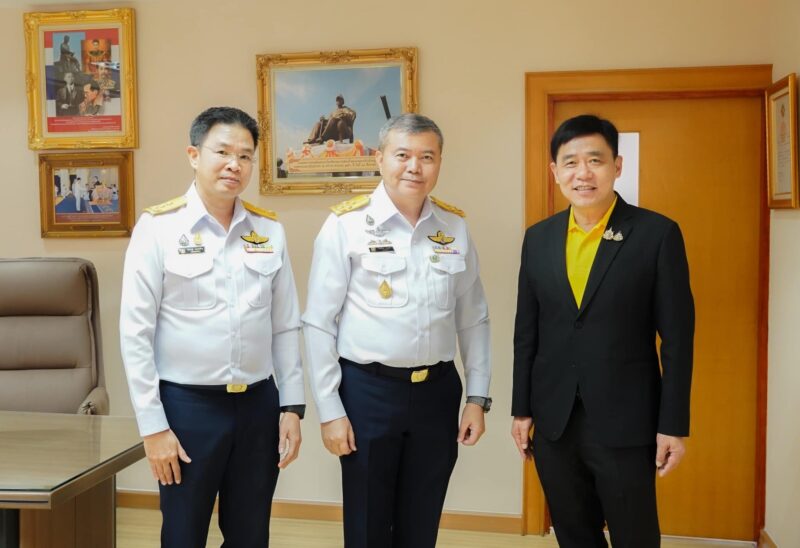 นายแพทย์รุ่งเรืองฯ อธิบดี กรมวิทย์ฯ บริการ ต้อนรับ สพฉ. ในโอกาส เข้าร่วมหารือ และมอบประกาศนียบัตรพร้อมเครื่องหมายปีกกิตติมศักดิ์เฮลิคอปเตอร์การแพทย์ฉุกเฉิน (Executive HEMS Thai Sky Doctor)
