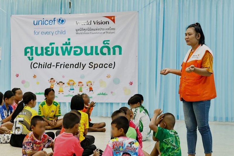 เจ้าหน้าที่ศุภนิมิตฯ ทำกิจกรรมกับเด็ก ๆ ที่ศูนย์เพื่อนเด็ก (Child-Friendly Space) ซึ่งเป็นพื้นที่ปลอดภัยในศูนย์อพยพ จัดร่วมกับ UNICEF เพื่อฟื้นฟูสุขภาวะทางใจในภาวะวิกฤต