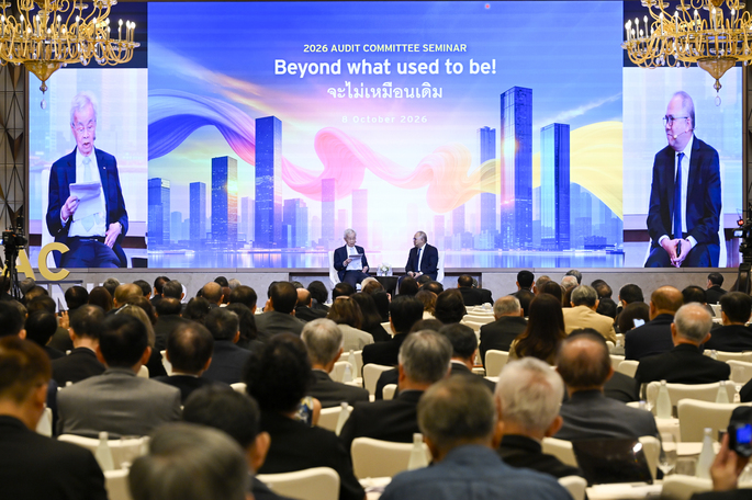 คุณทรงเดช ประดิษฐสมานนท์ ประธานกลุ่มบริษัท อีวาย ประเทศไทย และ คุณเกษม เกียรติเสรีกุล หุ้นส่วนและหัวหน้าสายงานภาษีอากร